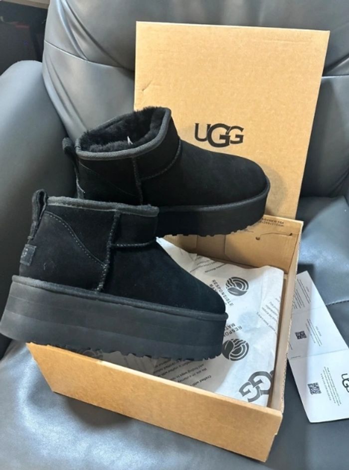 Bottes de neige UGG à talons hauts, noires, pointure 38 - photo numéro 2