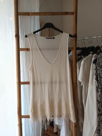Joli haut beige crème avec dentelle taille L