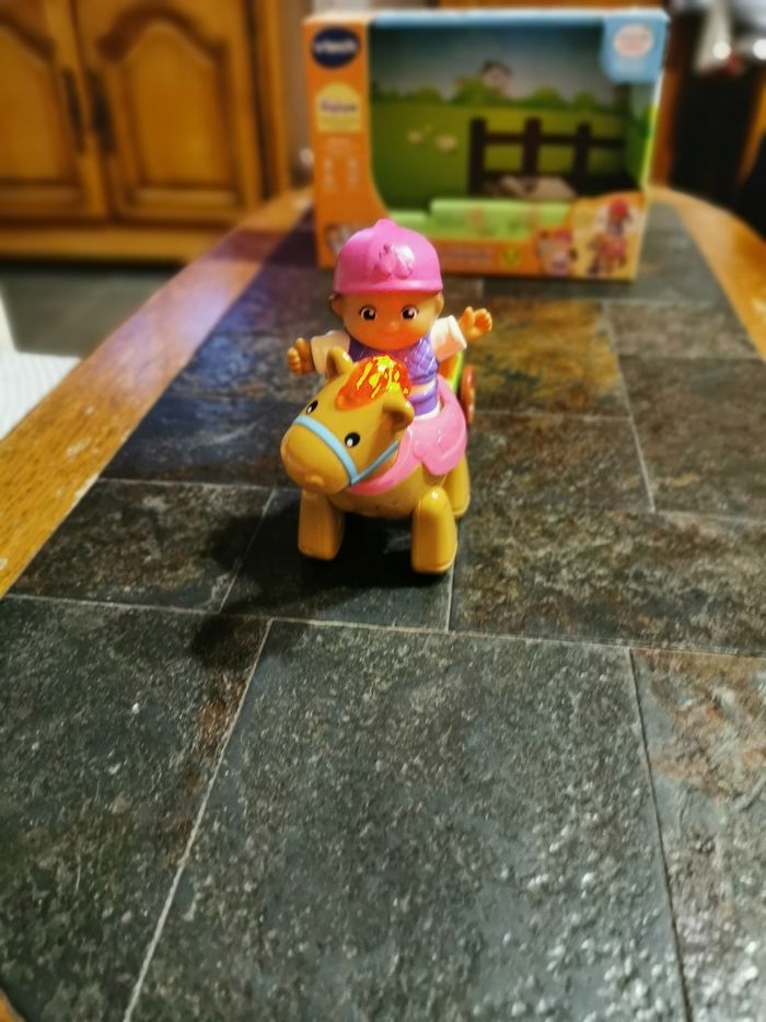 Tut tut copains Le poney magique de Cleo, la pro du galop - photo numéro 4