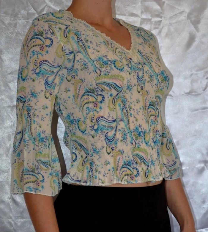 top court blouse col V bleu et vert à motif taille 34/36 jolies manches évasées 3/4 - photo numéro 4