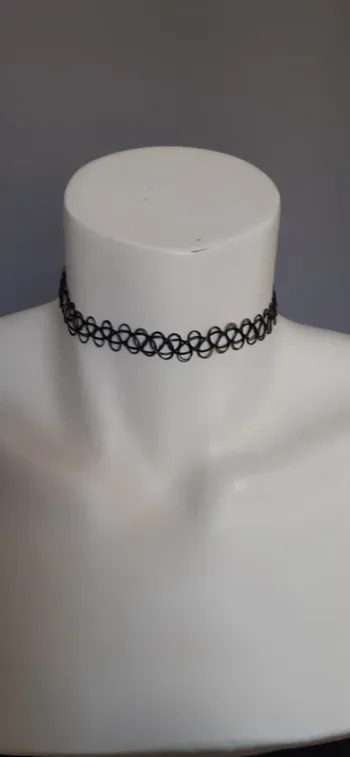 Parure de bijoux fantaisie.