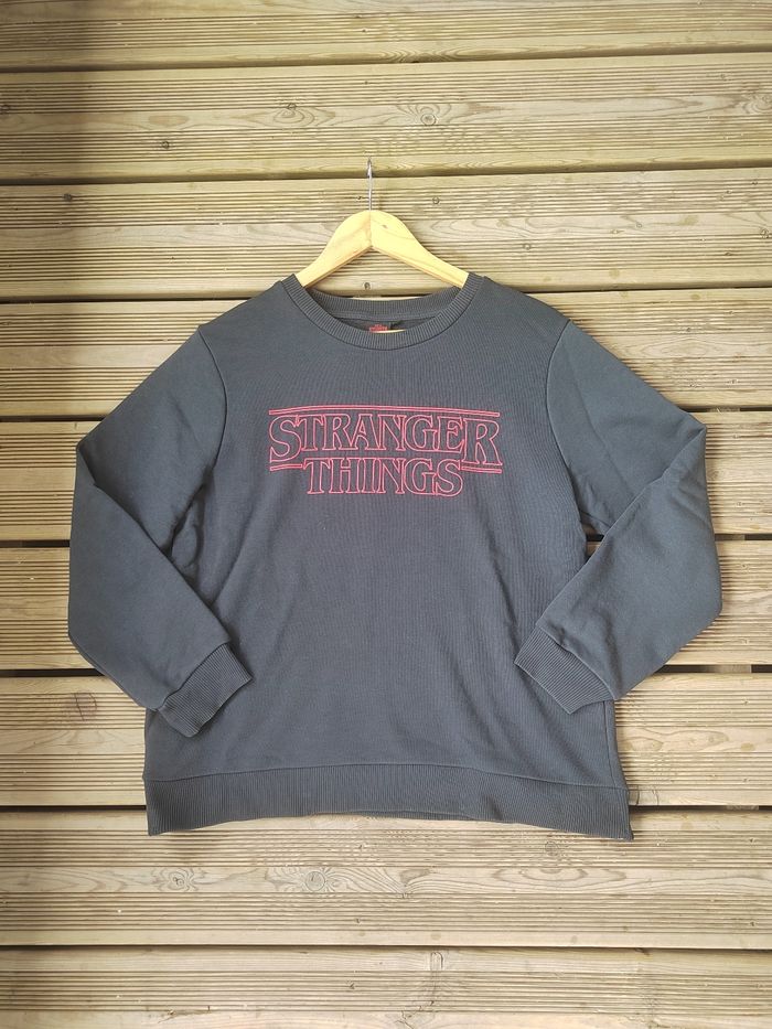 Sweat Stranger Things Noir – Officiel – Taille M – Très Bon État