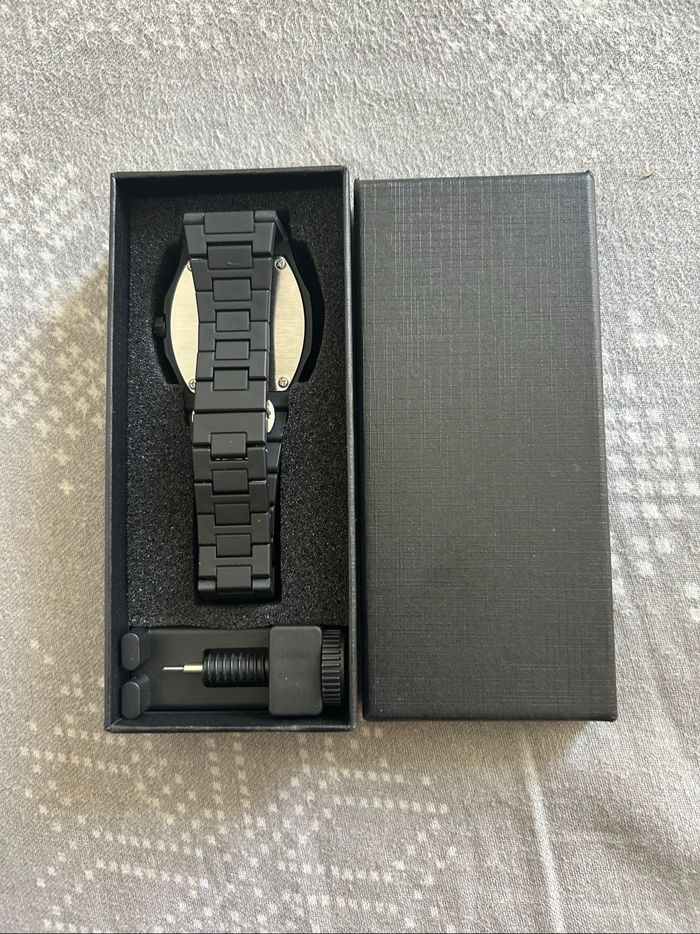Montre en boîte noire avec bracelet ajustable ⌚ - photo numéro 2