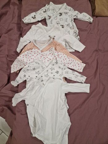 Lot bodies 3mois tape a l'œil