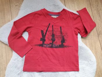 T.shirt col V rouge avec motif La Redoute 4 ans