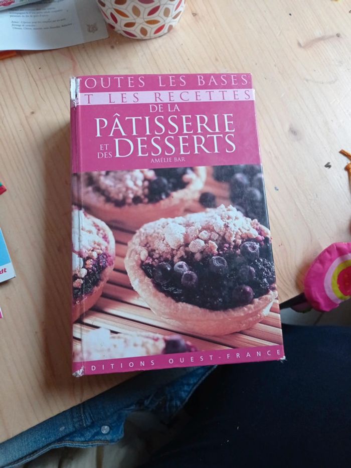 Livre toutes les bases et les recettes de la pâtisserie et des desserts