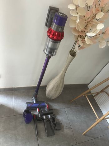 Aspirateur Dyson V10 comme neuf avec accessoires