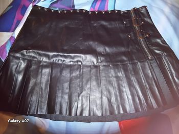 Mini jupe à boutons et fermeture eclair en cuir