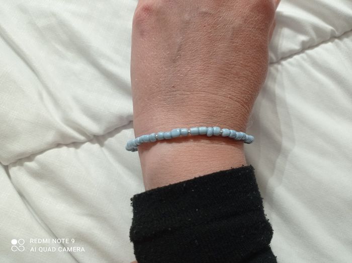 Bracelet en perles bleues ciel argentées, fait main Neuf - photo numéro 2