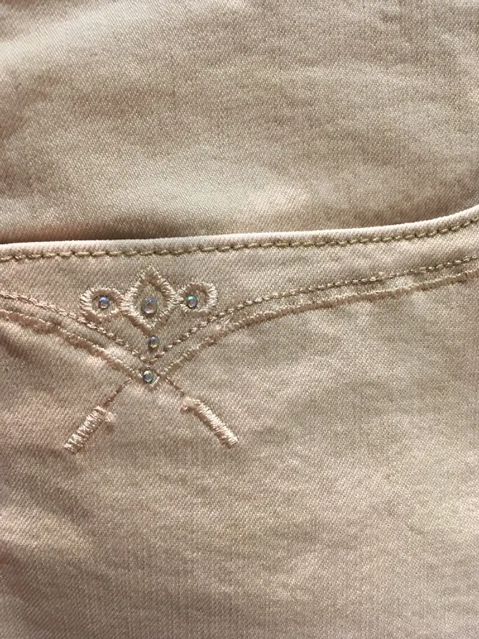 Superbe pantalon jamais porté en 42 avec étiquettes - photo numéro 2