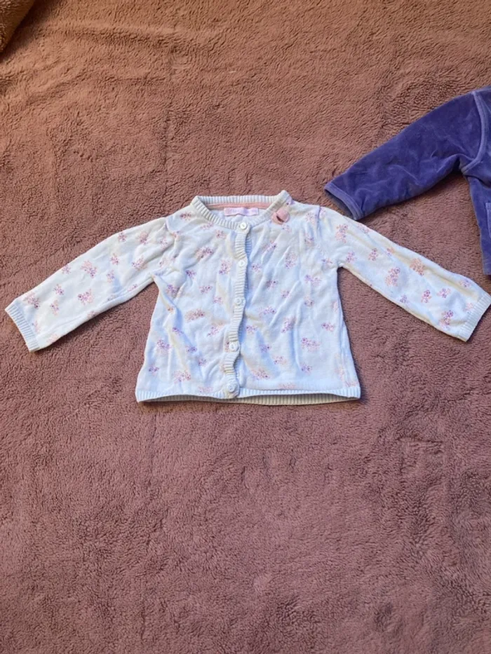 2 petits gilets 18 mois - photo numéro 2