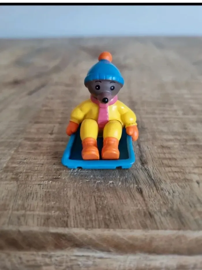 Figurine petit ours brun à la neige