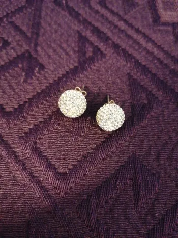 Clous d'oreilles boule neuf