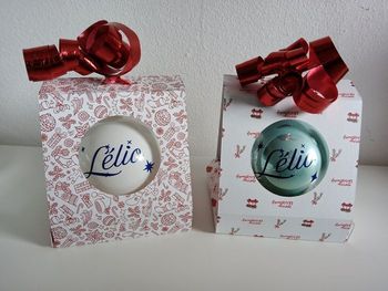 Boule de Noël avec boîte cadeaux