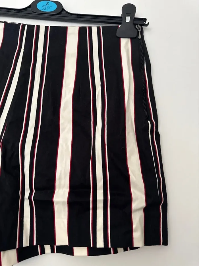 Short rayé Reserved noir blanc et rouge - photo numéro 5