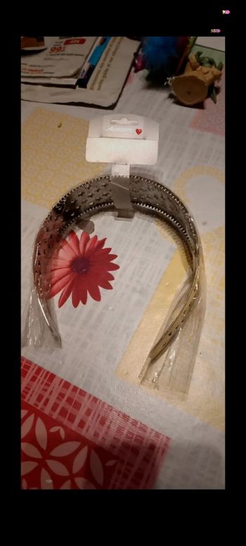 Serre tête gris