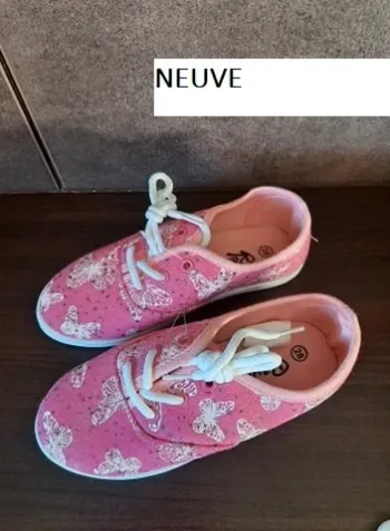 Chaussures fille NEUVES 28