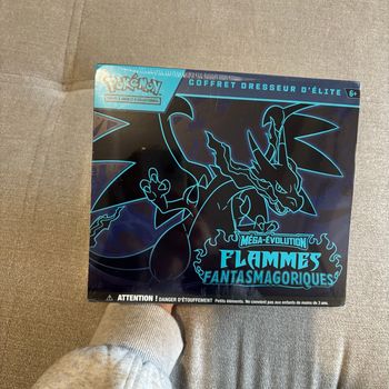 ETB Coffret Dresseur d’Élite – Méga-Évolution : Flammes Fantasmagoriques