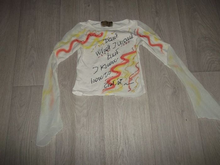 Tee shirt MKY blanc et graffitis mi voile taille 8 ans TBE