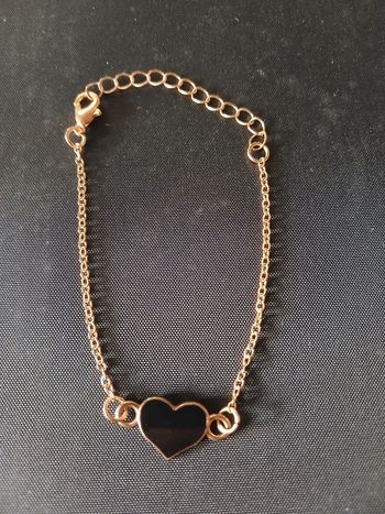 Bracelet doré avec cœur noir