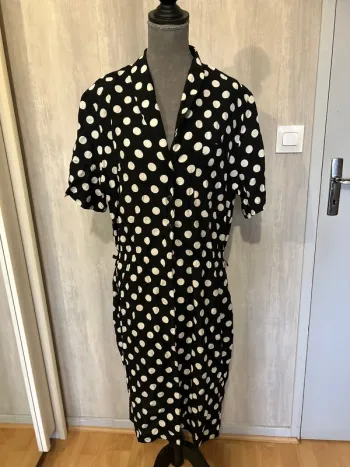 Robe noir à pois blancs