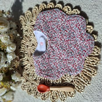  Bavoir forme fleur motifs fleurs