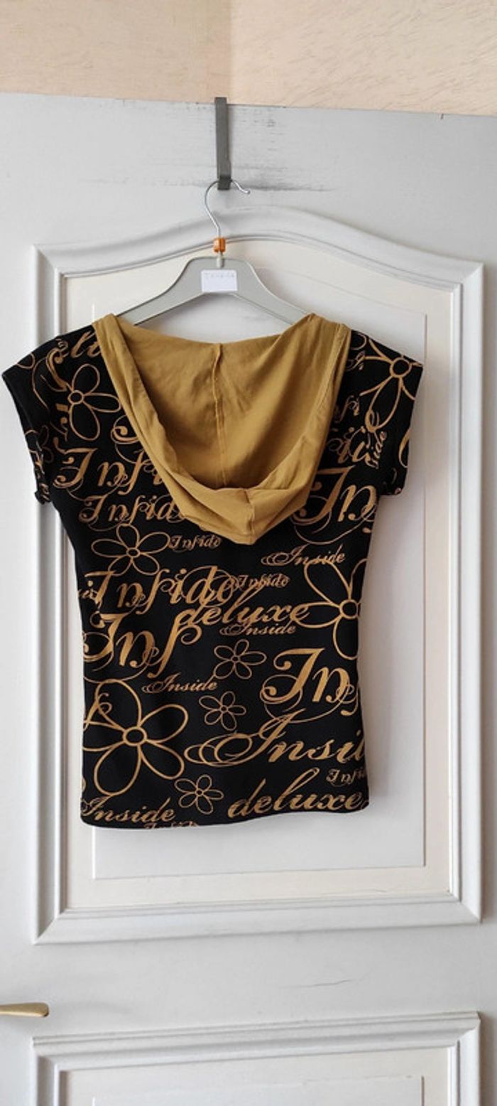 💐T-shirt manches courtes à capuche - inside girl - taille M- Très bon état 💐 - photo numéro 3