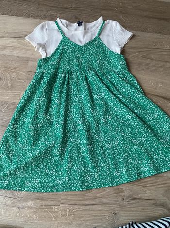petite robe d’été verte à fleurs avec T-shirt blanc cousu