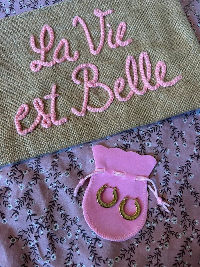 Boucles d’oreilles détails écailles