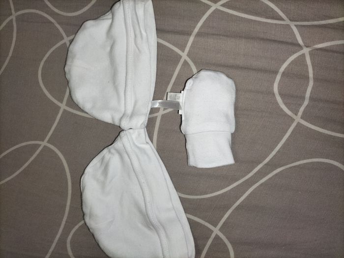 Bonnets 1 mois 3 mois et Gants