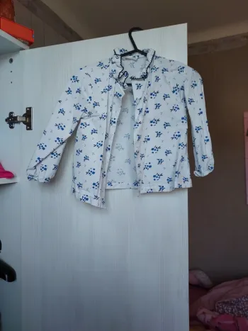 Chemise blanche avec motif fleurs bleu 2 ans