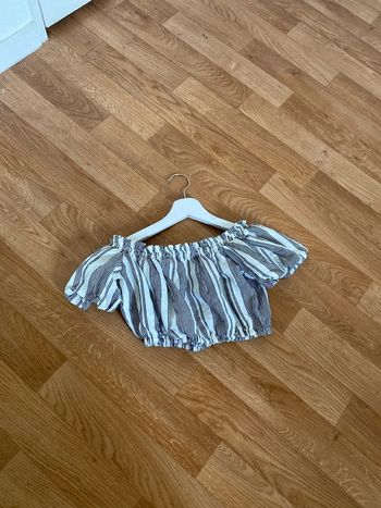 Crop top épaule dénudé