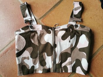 Crop top à bretelles imprimé militaire Jennyfer