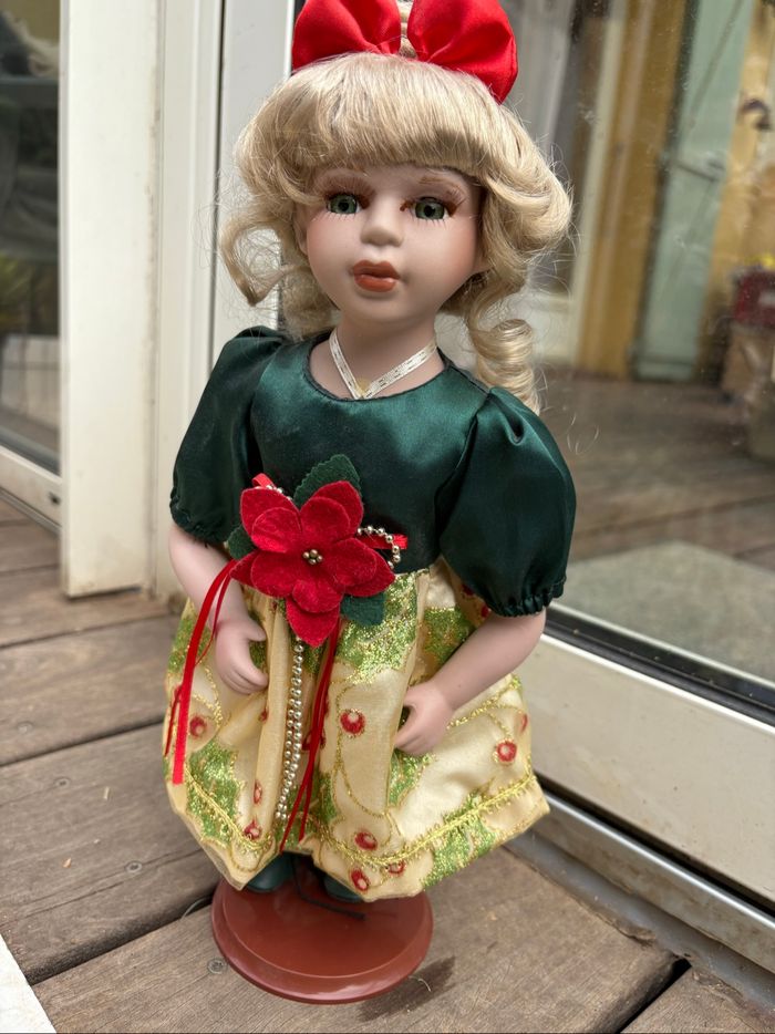 Jolie poupée en porcelaine avec socle thème Noël