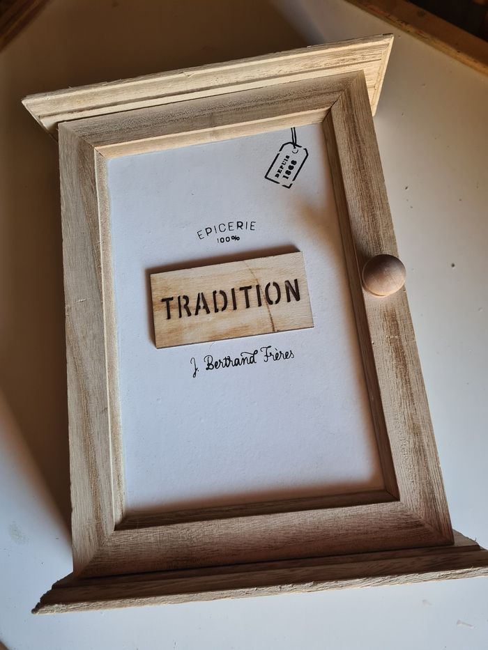 Boîte à clés. En bois. 26 x 20 cm .