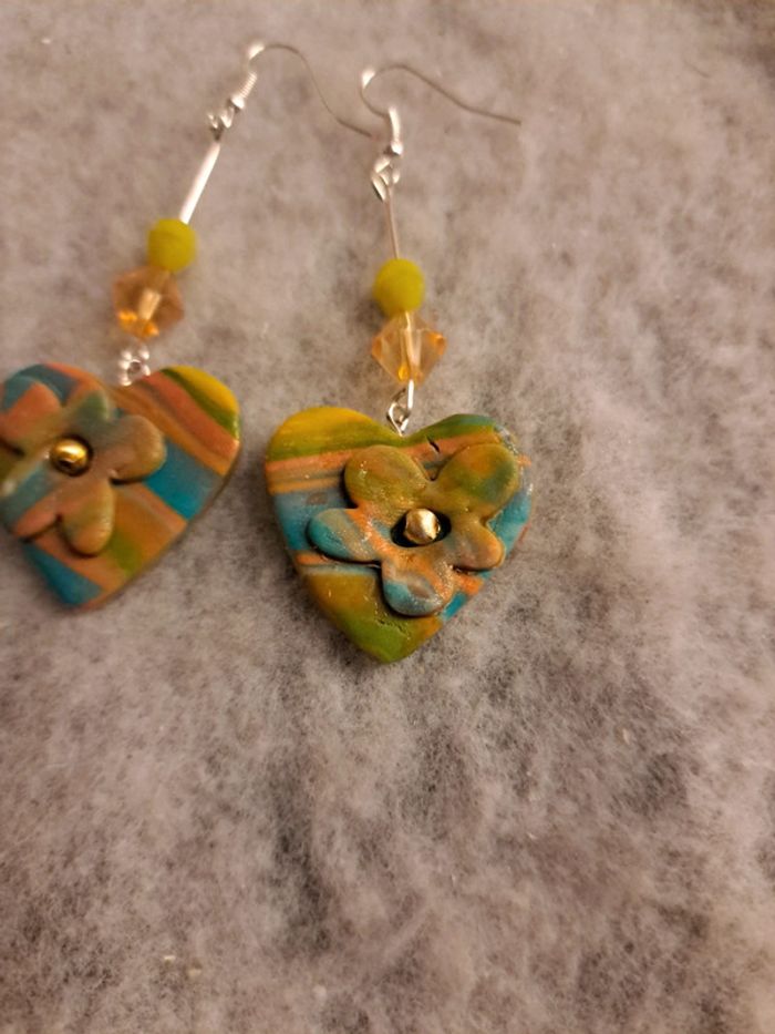 Boucles d'oreilles pendante avec pâte polymere cœur multicolore - photo numéro 5