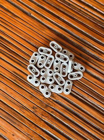 20 pièces LEGO, Light Bluish Gray Plate, Round 1 x 2 with Open Studs