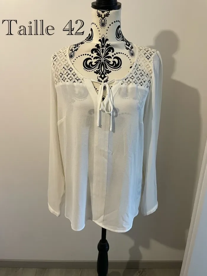 Blouse blanche manches longues col crochet - Taille 42