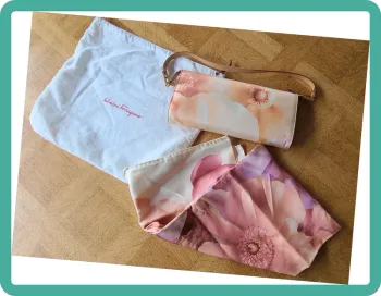 Sac pochette Ferragamo et carré de soie