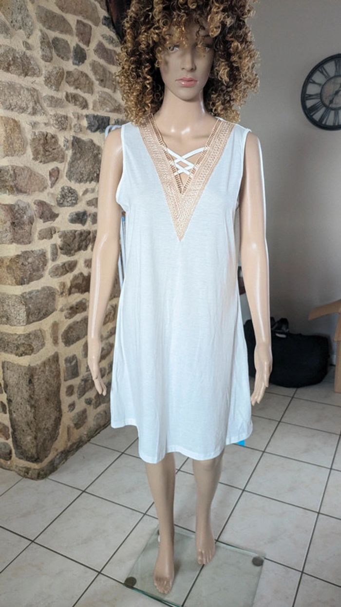 Robe Mini col en V nid d'abeille blanche 
T.M/42 jamais porté - photo numéro 10
