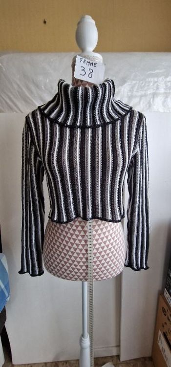 Pull, a rayures noir & blanche, crop top, en acrylique, très très bon état, longueur 36cm