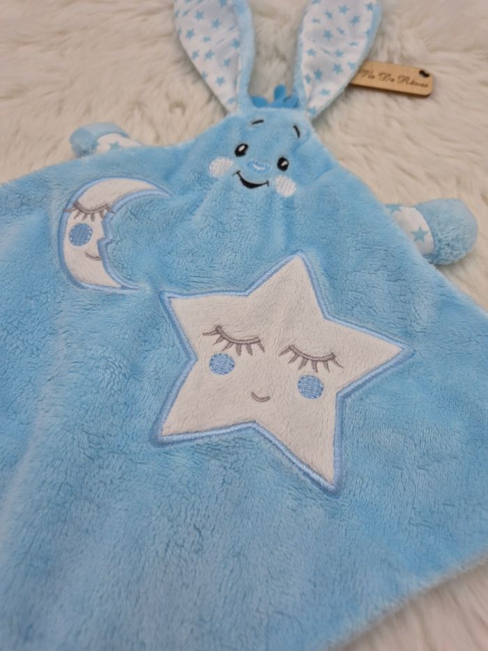 Doudou plat Lapin bleu blanc étoiles lune Auchan - photo numéro 3