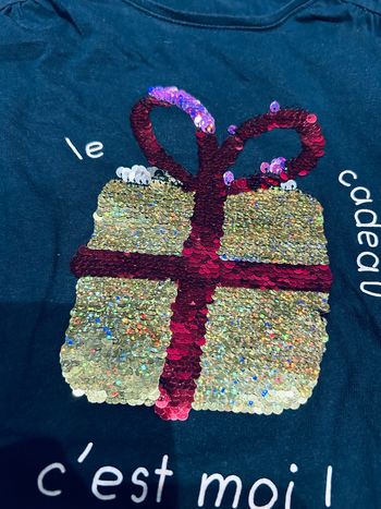Teeshirt manches longues bleu marine à sequin motif cadeau 8 ans 