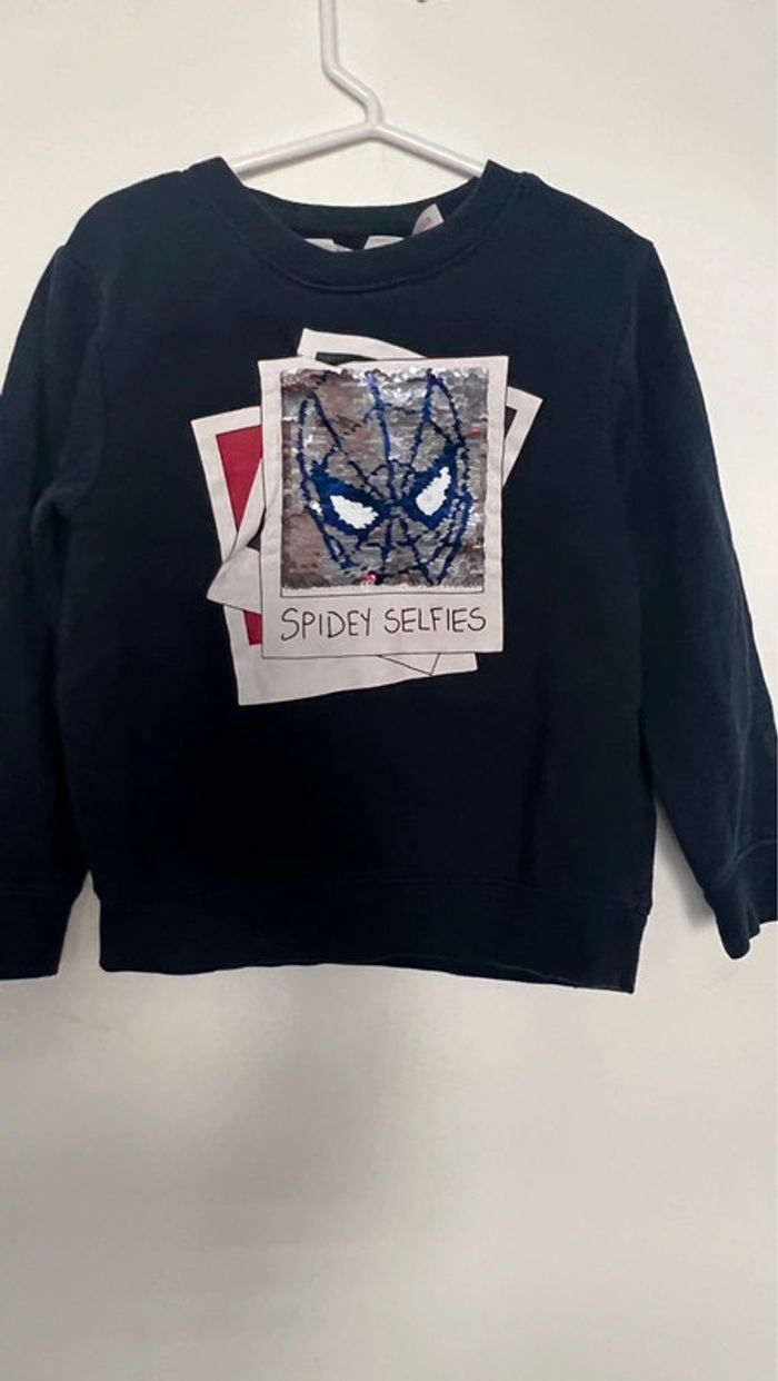 Sweat-shirts Marvel Spiderman avec sequin en parfait état taille5/6 ans H&M  80% coton - photo numéro 4