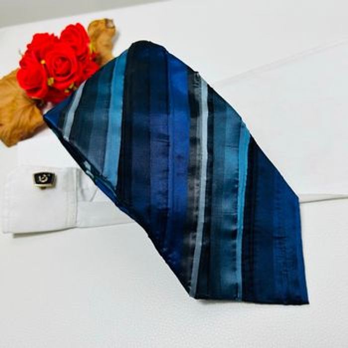 Cravate à rayure plissée - bleu marine noir satinée - 10 cm - très bon état - photo numéro 10