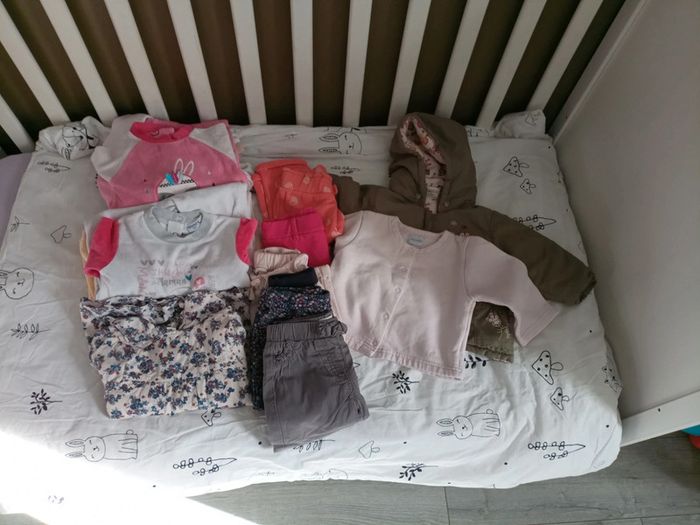 Lot de vêtements bébés filles en 12 mois automne hiver