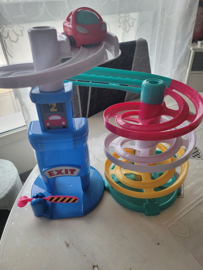 Petit  garage circuit en plastique avec 1 voiture