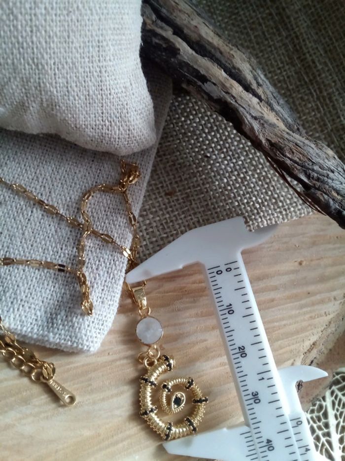Collier pendentif pierre de lune et conque doré - photo numéro 2
