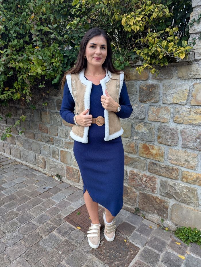 Robe pull Lyon bleu marine col en V
Taille unique - photo numéro 5