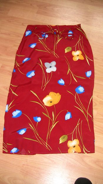 Jupe rouge foncé fleurie Taille 38